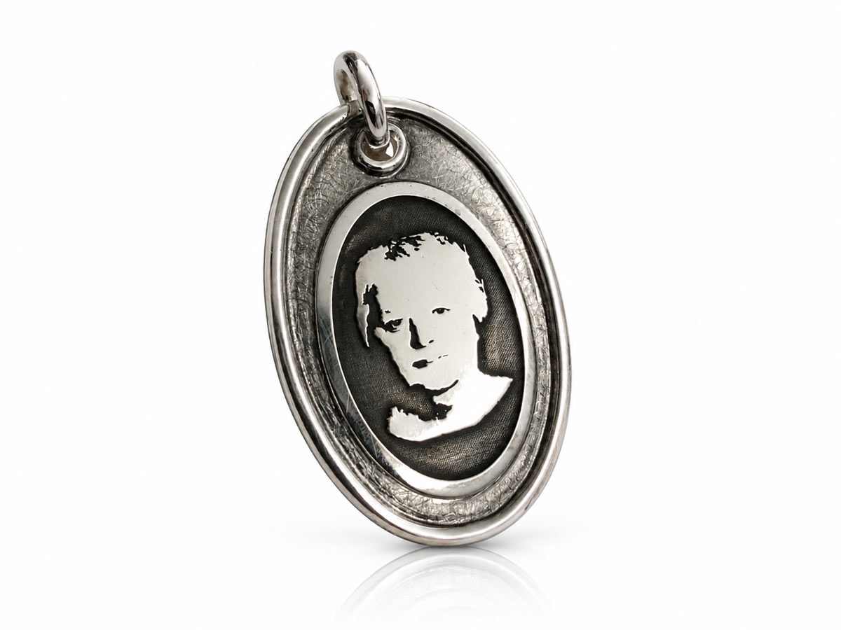 Handgefertigter Portraitanhänger aus Sterlingsilber mit dem Bild einer Frau